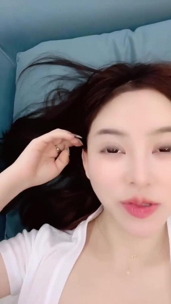 顶级尤物网红女神....爆炸身材巨乳肥臀!扒开内裤一线天美穴,一对豪乳浴室洗澡,从下往上视角摸穴 预览截图 2