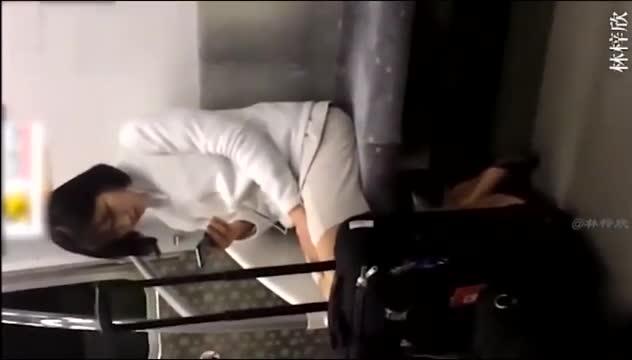 【抄底极品】成都万达抄底极品开档黑丝美女故意的 预览截图 4