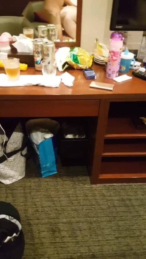 母子乱伦【强行爆操后妈】父亲出去打牌，看着风韵犹存的后妈摁倒床上爆操 预览截图 5