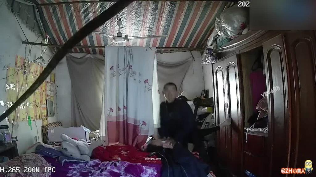 妈妈哭求儿子不要啊,你爸爸会打死我的 预览截图 12