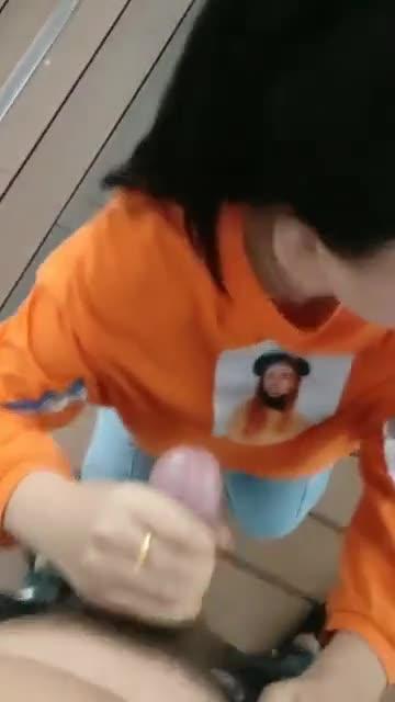 【户外口交】饥渴少妇户外口交 预览截图 4
