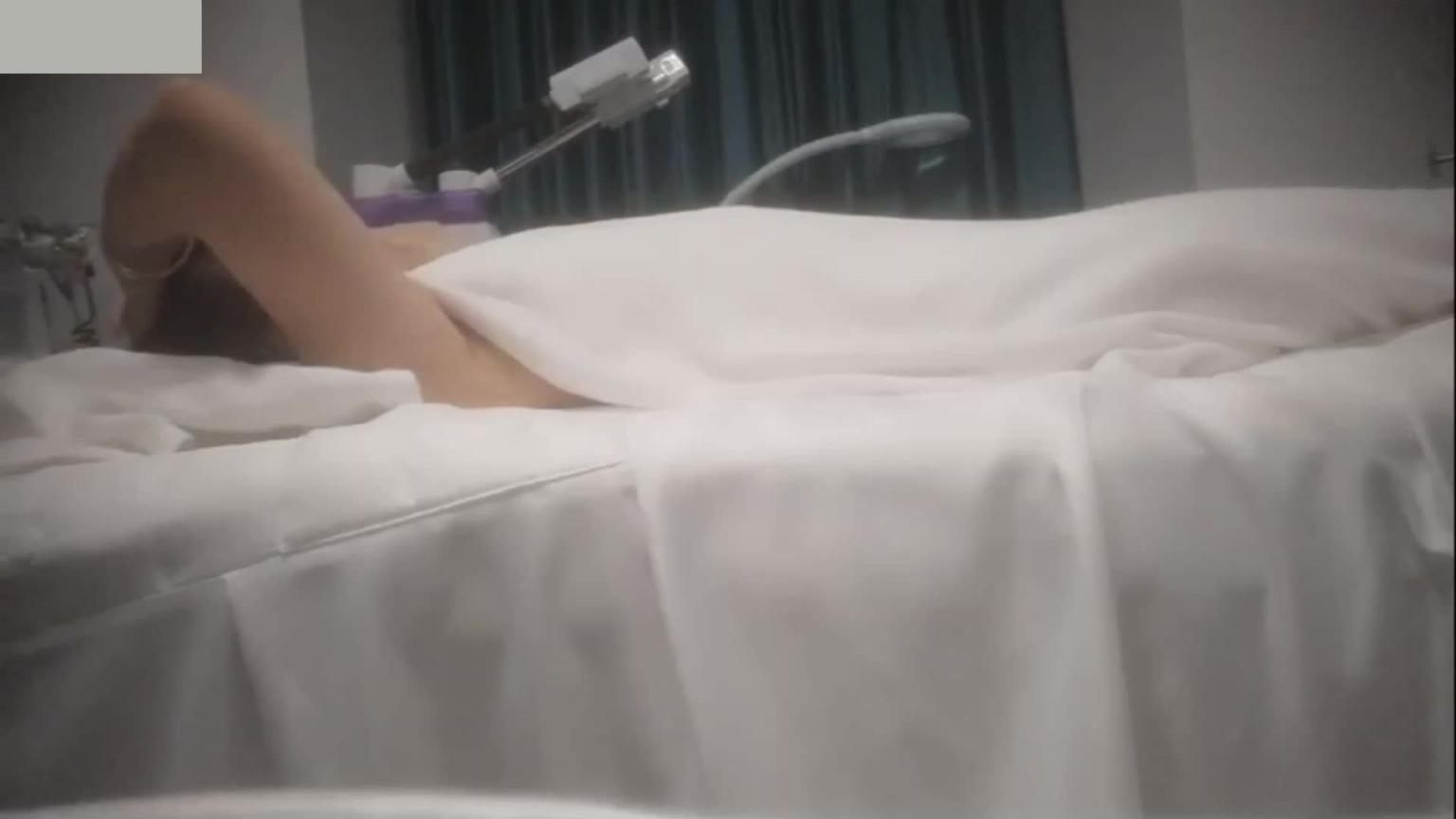 《强上大奶少妇》大奶少妇私密护理被骚气男技师疯狂抠逼 预览截图 2
