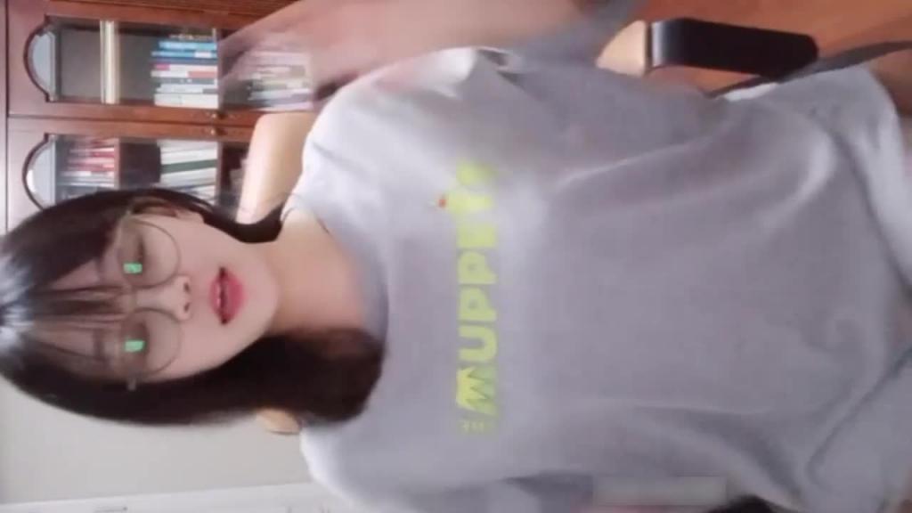 清纯眼睛妹完美肥臀极度诱惑,抬腿露穴抠逼 预览截图 3