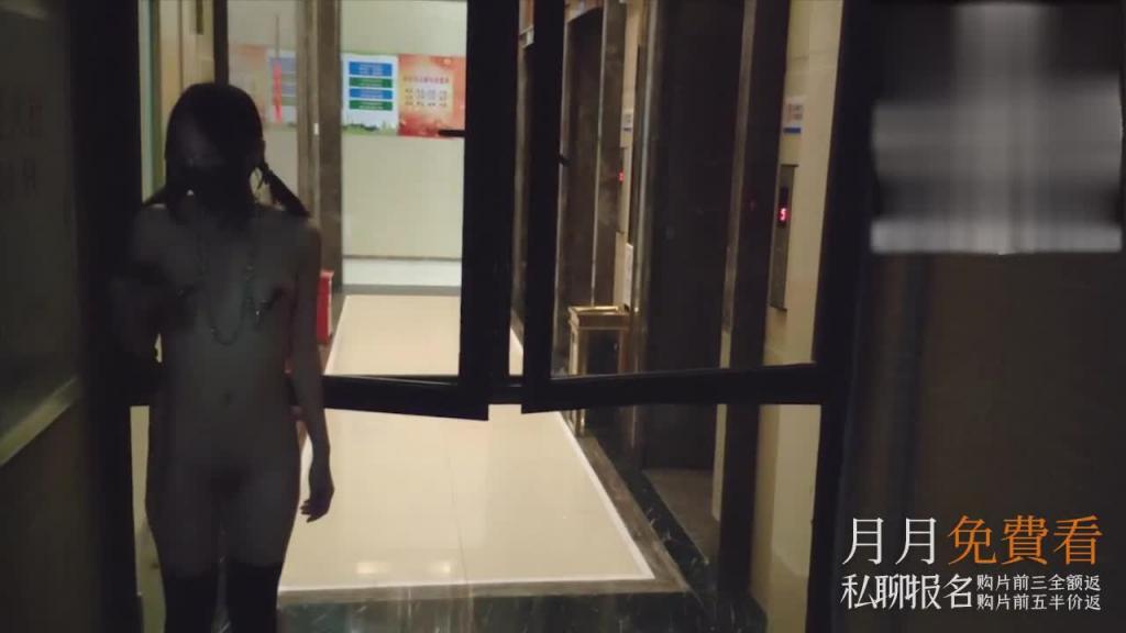 [裸体少女]全裸蜂箱取快递自慰 预览截图 11