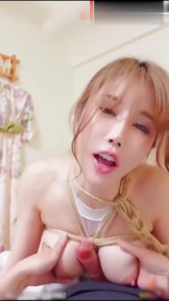 极品巨乳美女变女奴母狗后牵着来到床边吃鸡坐身上动 预览截图 9