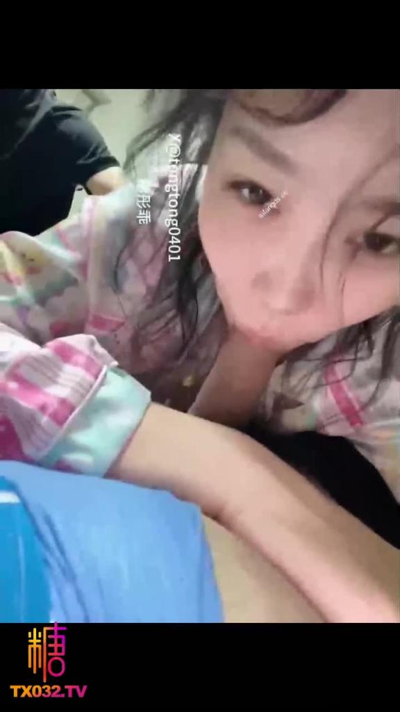 【网黄校花】户外露出天花板彤彤乖9月作品合集!完美露脸户外当众脱衣玩自慰,诱惑路人,淫语勾引摄影师,罕见玩3P! 预览截图 2