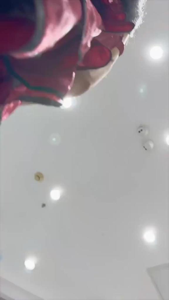 【偷拍抄底】不穿内裤超高颜值学生妹抄底偷拍紧致小白与真空出门肯定是个小骚货 预览截图 5