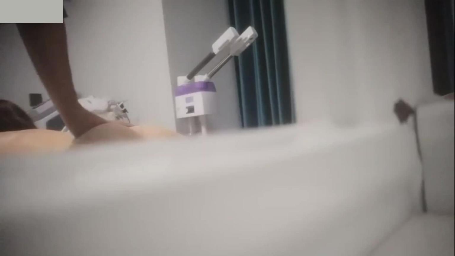 《强上大奶少妇》大奶少妇私密护理被骚气男技师疯狂抠逼 预览截图 1