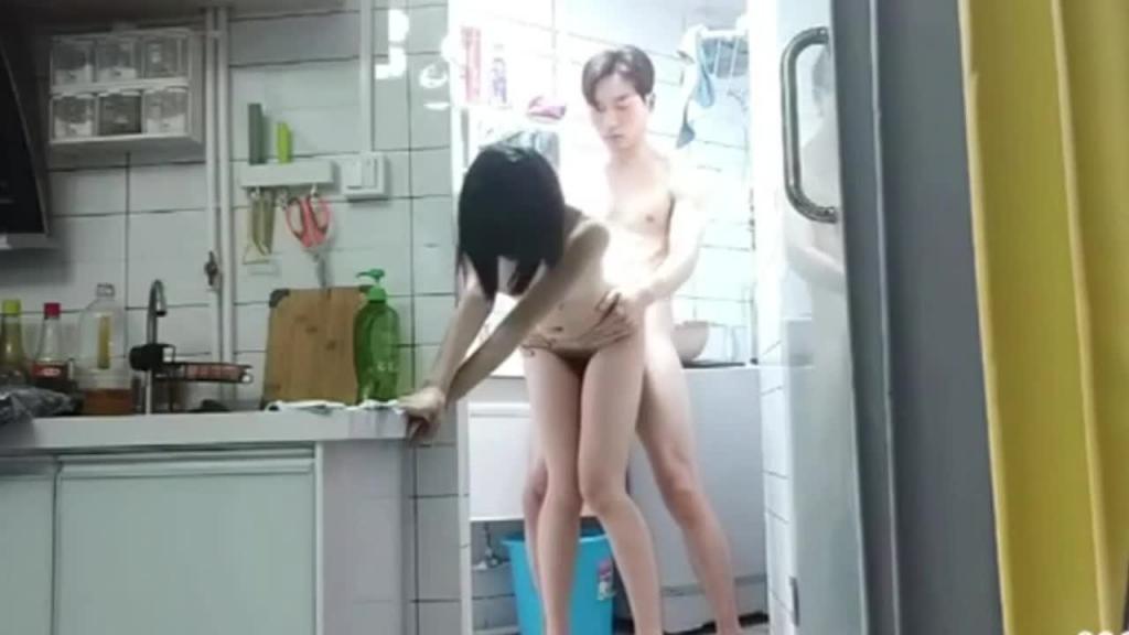 乱伦通奸-【姐弟乱伦】姐姐在家伺候弟弟 预览截图 2