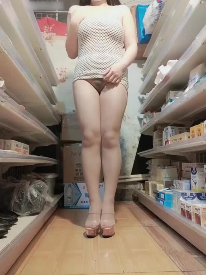 【巨乳超市老板娘】被主人调教骚货隔着丝袜自慰棒插逼不停喷水水射鞋里 预览截图 2