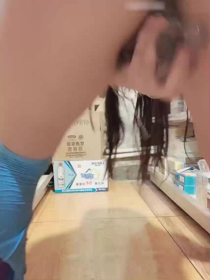 【巨乳超市老板娘】被主人调教骚货隔着丝袜自慰棒插逼不停喷水水射鞋里 预览截图 10