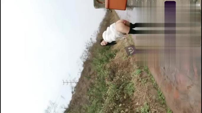 【户外网调】极品骚货熟妇逼夹跳蛋勾引环卫工大爷给大爷送温暖 预览截图 9