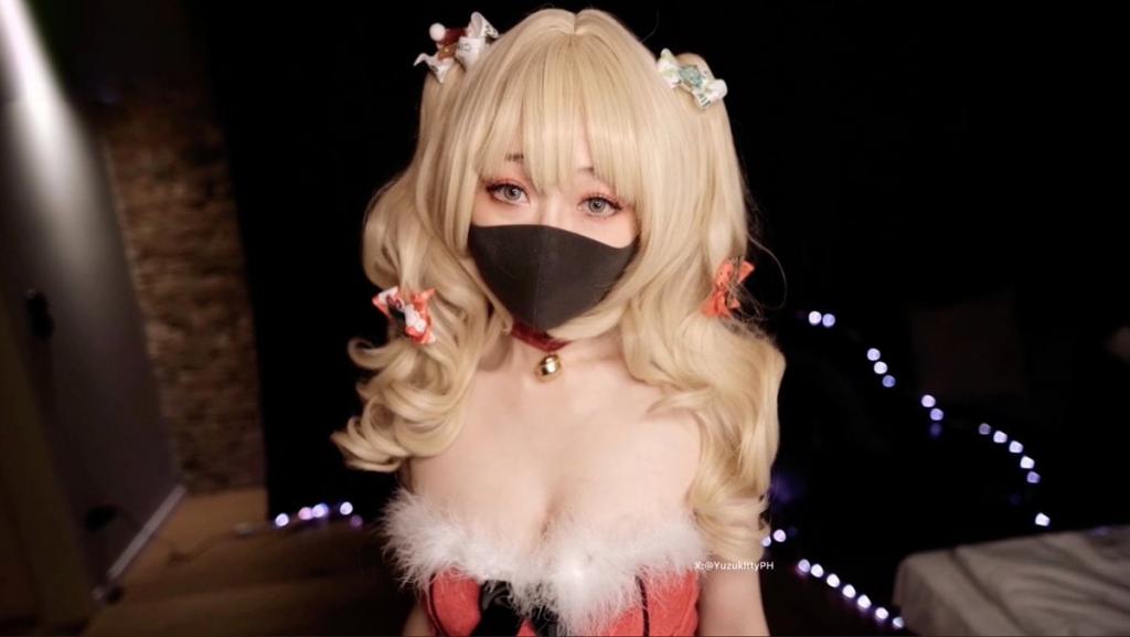 偏爱用镜头捕捉那些一触即燃的暧昧瞬间，把情绪、距离和欲望一点点推向失控边缘。她的作品大胆却不粗糙，更注重氛围营造与角色代入，让故事在若即若离中持续升温。画面里充满挑逗与张力，情感纠缠与角色幻想交织，既有成熟的性感气息，也保留足够的想象空间，让人忍不住沉浸其中。