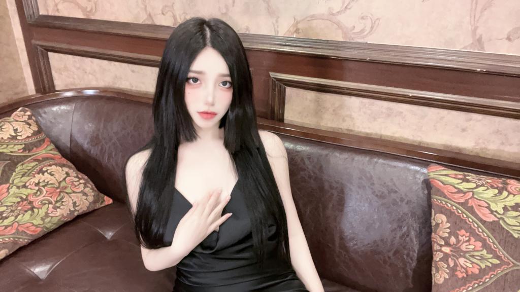 欲梦子2023年末以御姐形象出道，凭借精致的幼态长相和修长笔直的美腿迅速蹿红，作品累计26部，多为反差剧情调教、丝袜诱惑等题材，一旦穿上极高跟👠👠👠的鞋履套包臀裙或丝袜时，迎接你的只有最严格的御姐压迫感和意犹未尽的视觉暴击