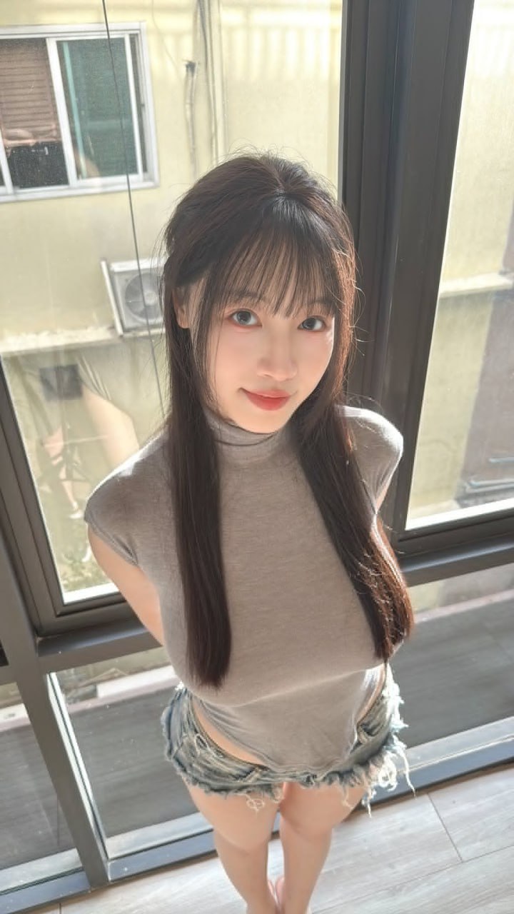 苏畅的表达方式并不张扬。她很少依赖高强度的情节冲突或外放式表演，而是通过与观众的自然互动来推动情绪的升温。