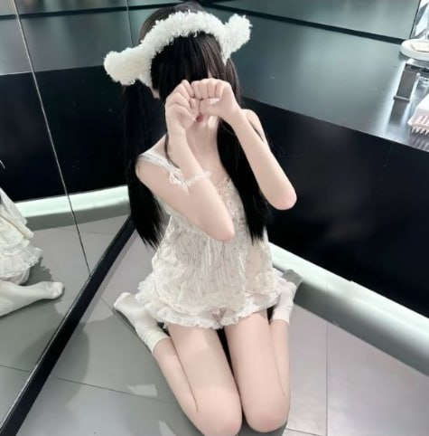 风格偏向可爱、娇嗲、甜蜜诱惑，常结合校园/日常角色扮演（如学妹、女友、邻家女孩），突出“甜到发齁却又很会玩”的反差感。不同于晚宁学姐的“瑜伽老师/学姐教学”强势风格，甜甜更走“软妹宠溺/被宠”路线。